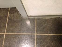 Kan vi pusse opp det gamle linoleumsgulvet? Eller er det mulig å legge et nytt gulv rett oppå?