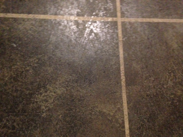 Det er alltid best å fjerne eksisterende belegg før avretning og legging av nytt belegg.