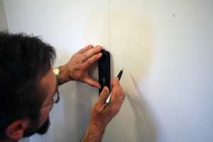 Det lønner seg å tegne en loddrett linje på veggen som første tapetbredden kan legges mot.
