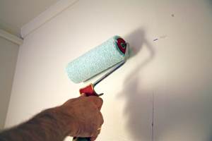 Med vinyltapet kan limet smøres direkte på veggen.
