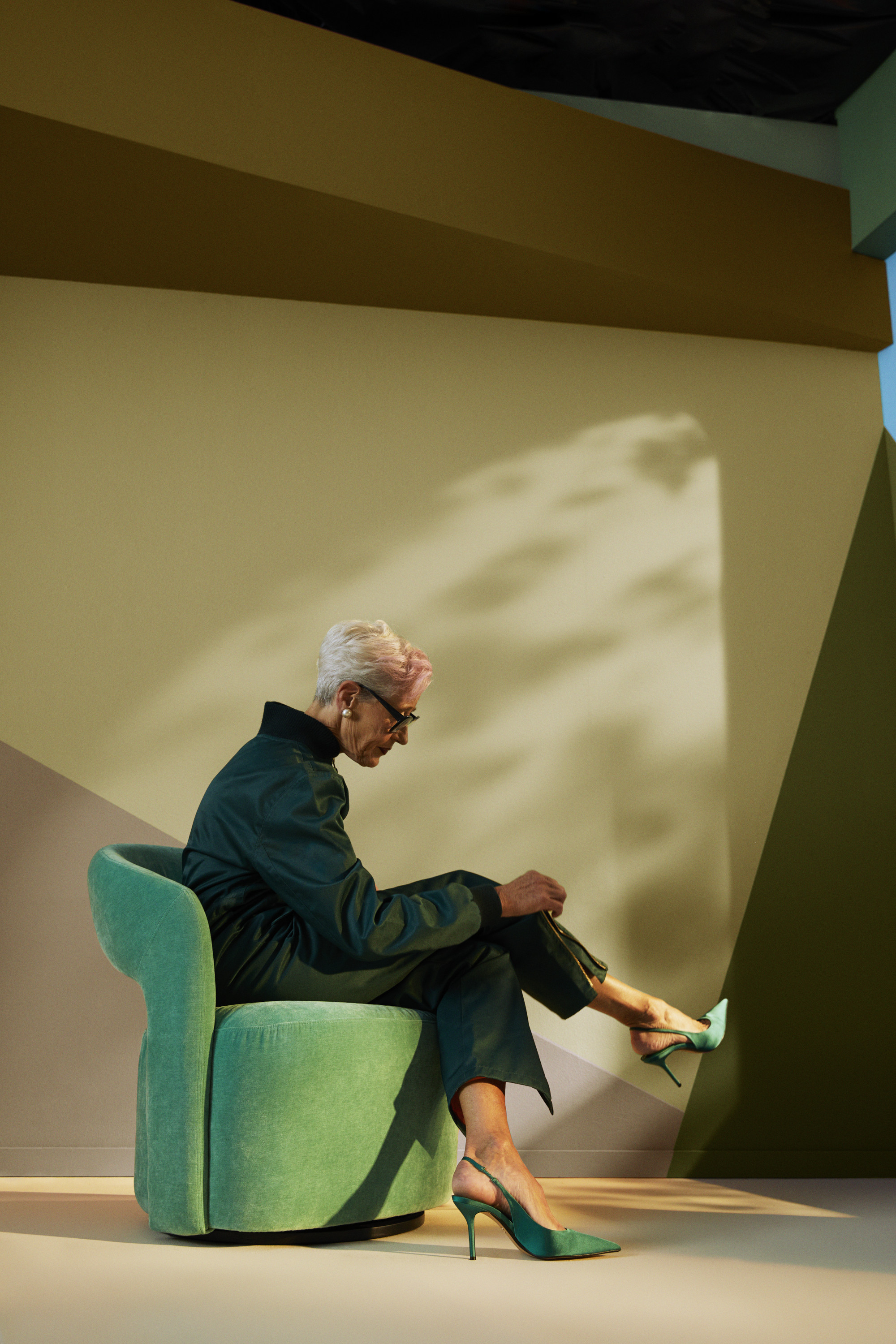 dame kort hår grønn stol pumps