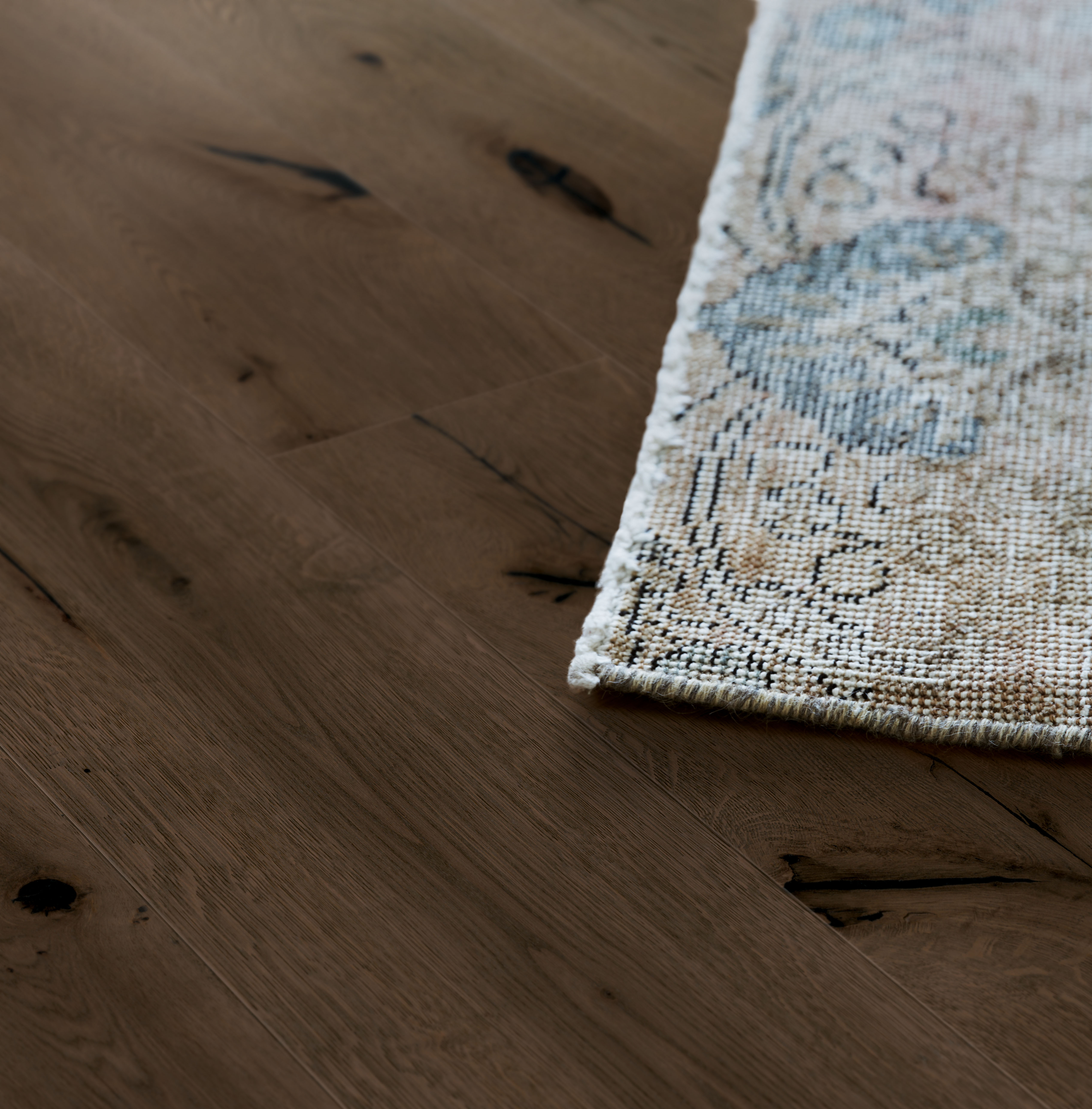 Mørke tider på gulvet