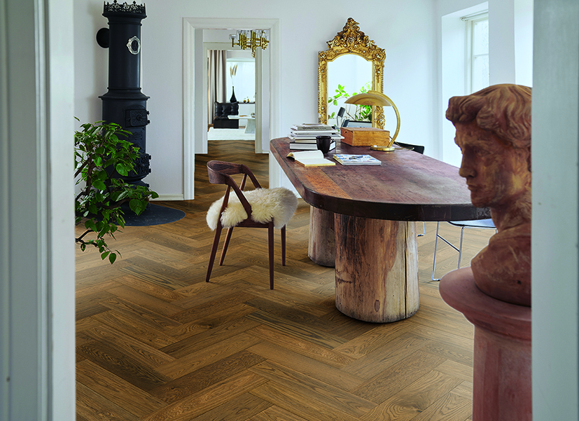 Slitesterk fiskebensparkett med enkelt klikksystem