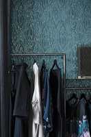 <b>RYDDIG: </b>I garderoberom og walk-in-closet, der det er mange ting fremme, kan mørke farger gi et ryddig inntrykk.