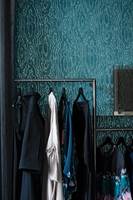 MØRKT: I garderoberom og walk-in-closet er det ofte mange ting fremme. Da kan mørke farger gi et ryddig og rolig inntrykk.