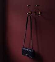 LEKKERT: En mørk, matt veggfarge er en lekker kulisse til den sorte vesken. Maling fra Pure & Original.