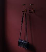 <b>LEKKERT:</b> En mørk, matt veggfarge er en lekker kulisse til den sorte vesken. Maling fra Pure & Original.