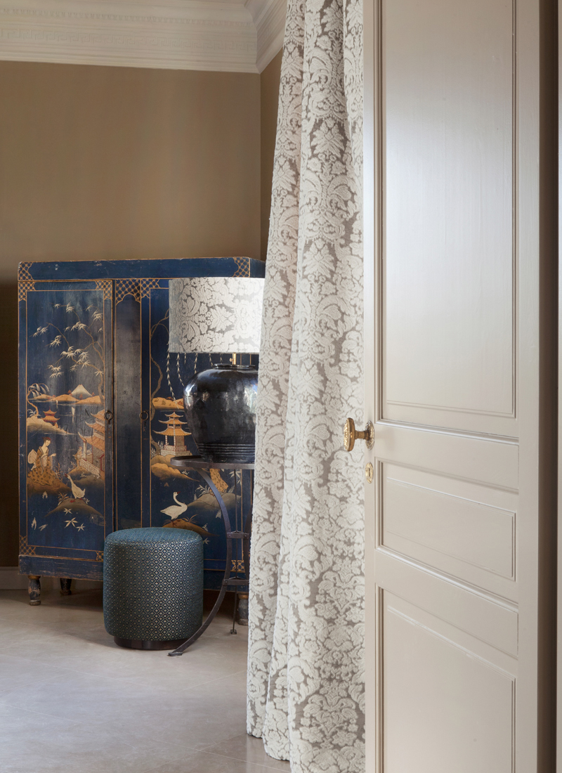 Tekstiler i walk-in closet