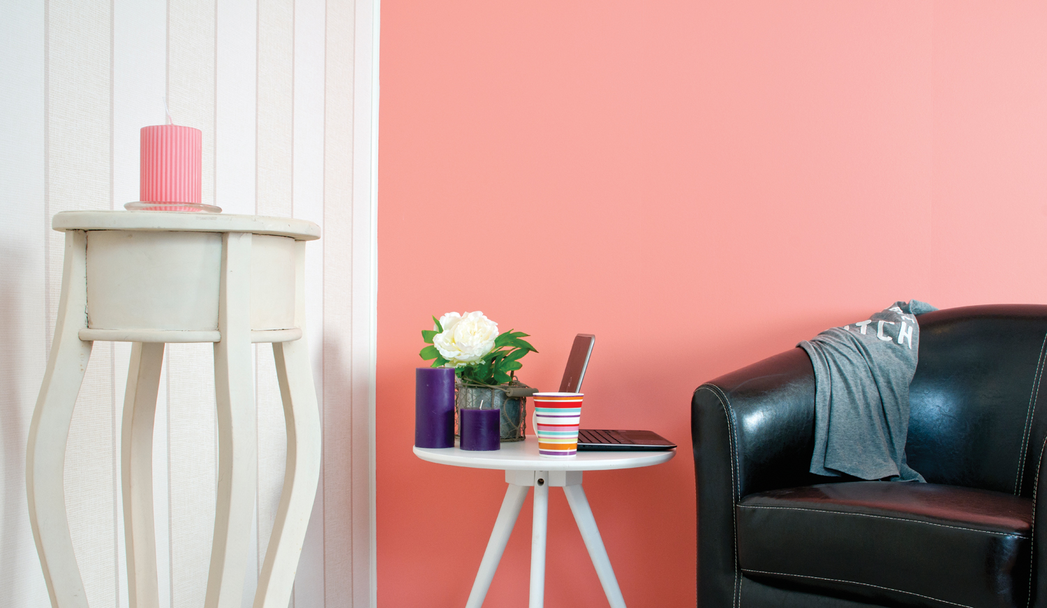 Siden skjøtene på begge veggplatene er identiske, kan de fint brukes sammen. Her er det brukt Walls4You 40191 Textile Stripe, sammen med en malt veggplate.