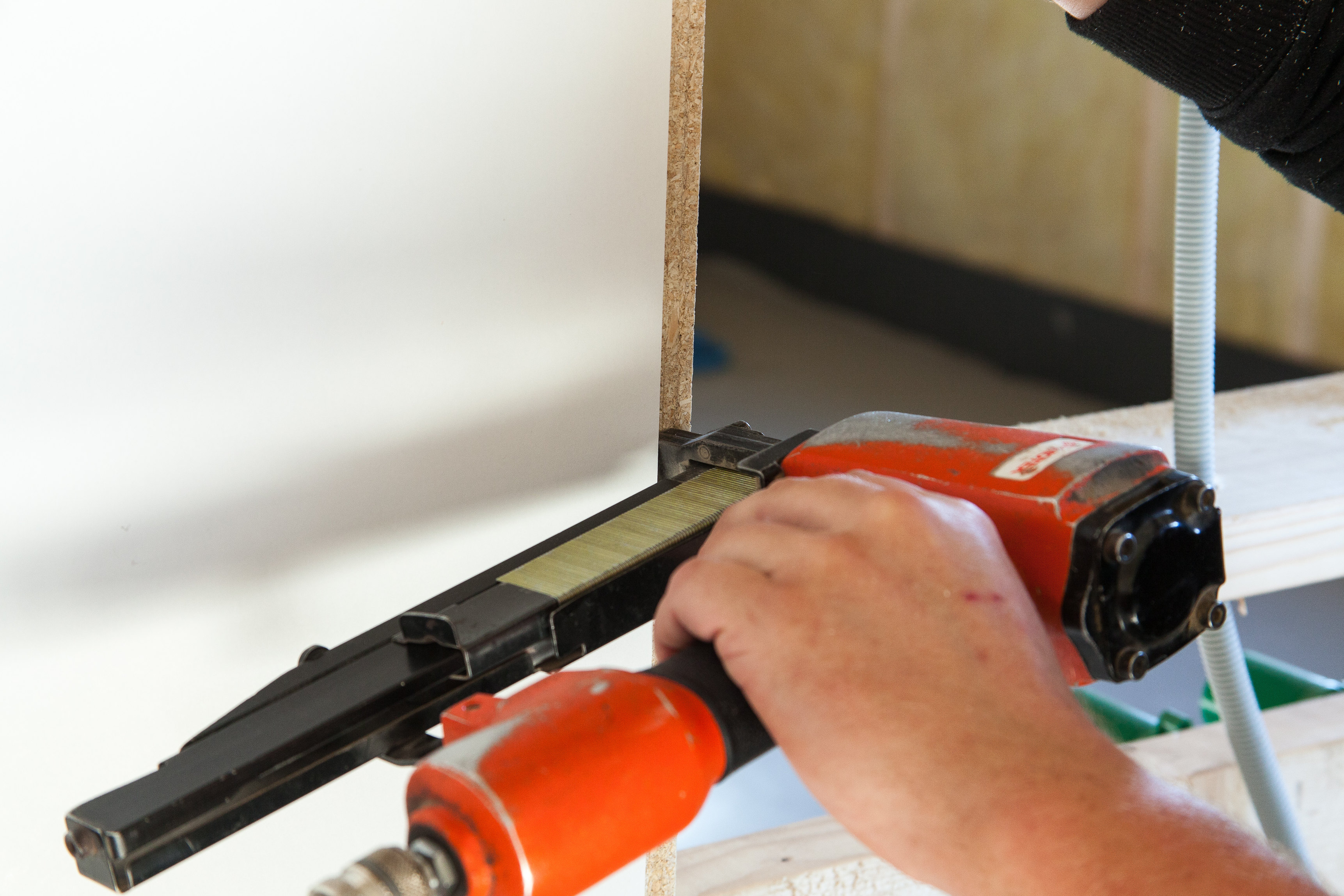 Veggplater som er klare for maling eller tapet er en enkel vei til slett vegg. Her er Walls2Paint fra Byggma.