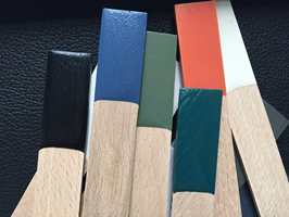 <b>FARGEPALETT: </b>De seks fargene er valgt ut ved å analysere tre- og fargeprøver som Wegner selv arbeidet med på 1960-tallet.  Fargene er brukt på møbler og finnes også som vegg- og takmaling i alle Flügger-butikker. 
