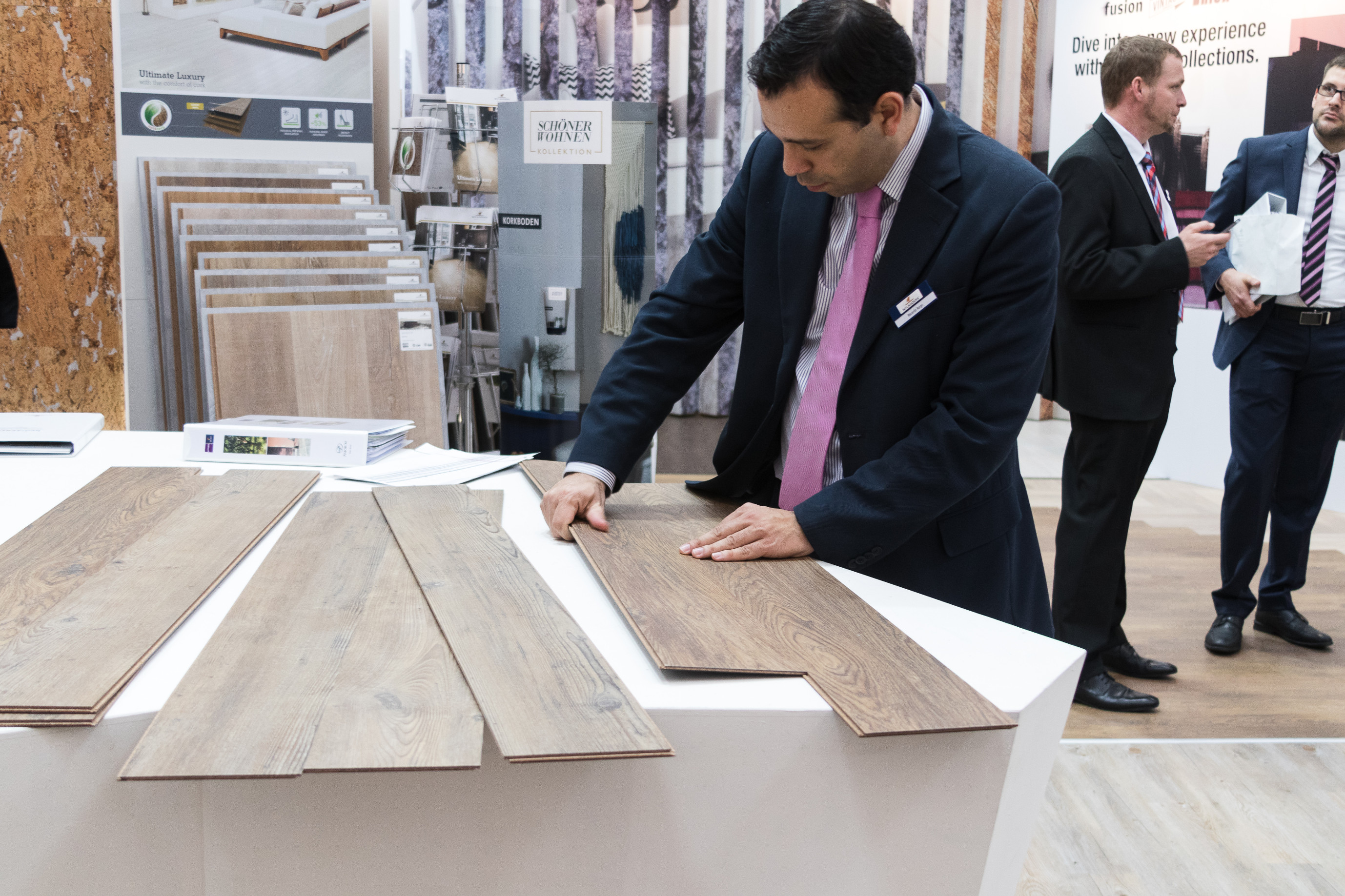 PÅ PLASS: Kork er lett å legge. − Klikk på plass, så vokser gulvet sammen, sier Ricardo Rego hos Wickanders. 