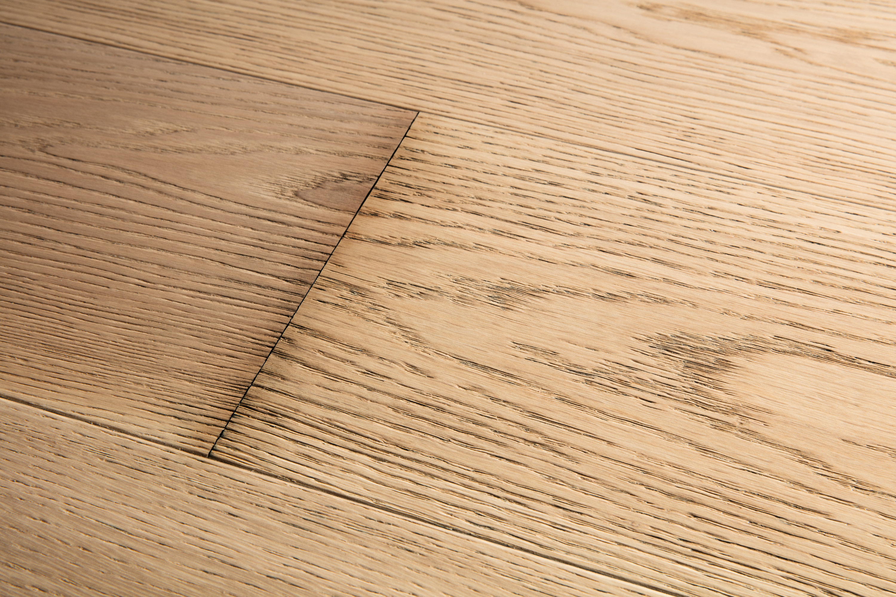 Skitne skjøter parkettgulv