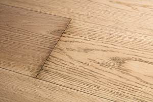 <b>FEIL:</b> Bruk av feil rengjøringsmidler og -metoder kan føre til at gulvet ikke blir rent. Skitt og smuss kan trekke ned i porer, struktur og svake punkt i konstruksjonen. 