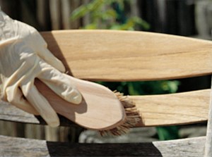 Hagemøblene har godt av litt omsorg.