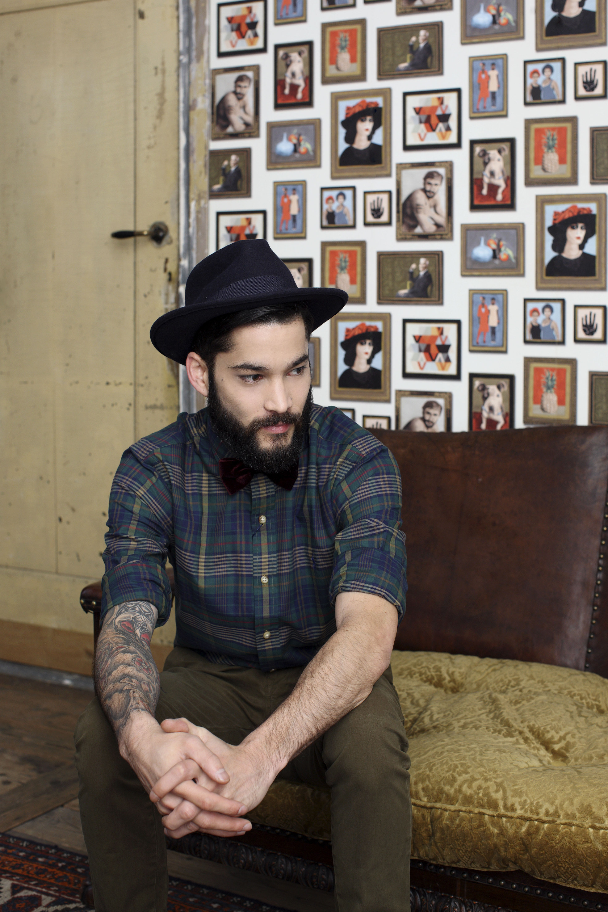 Velur er godt å sitte på og kan ha mange uttrykk. Tapetet på veggen er en av høstnyhetene fra Storeys.