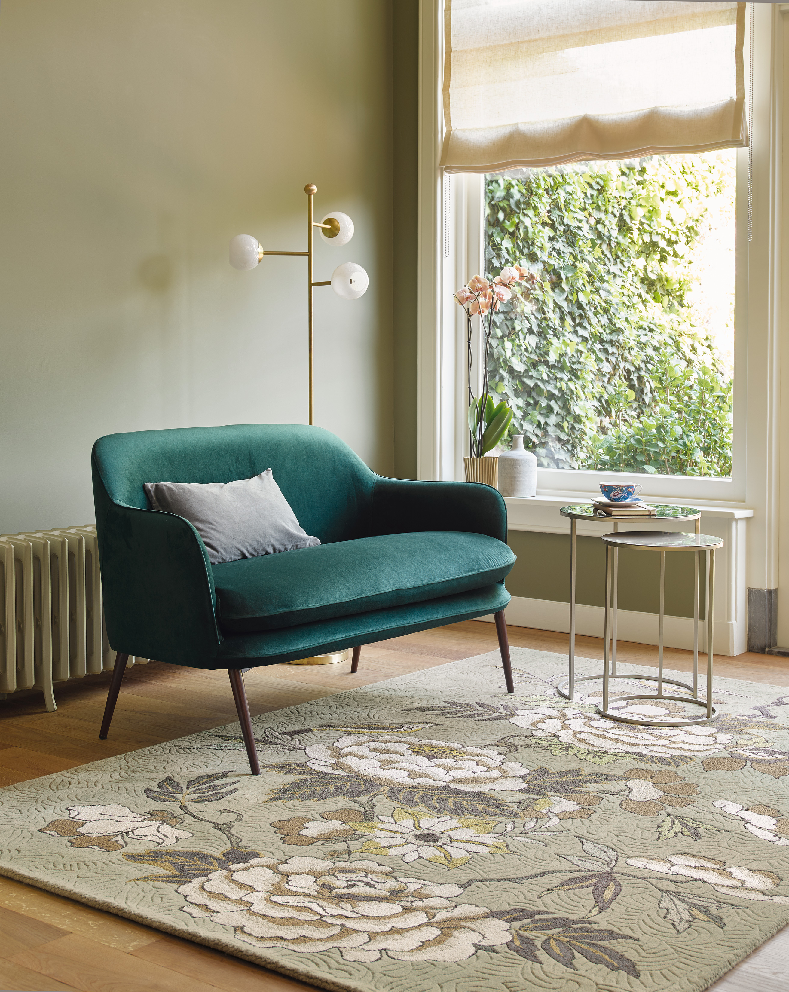 Soner i stua med tepper