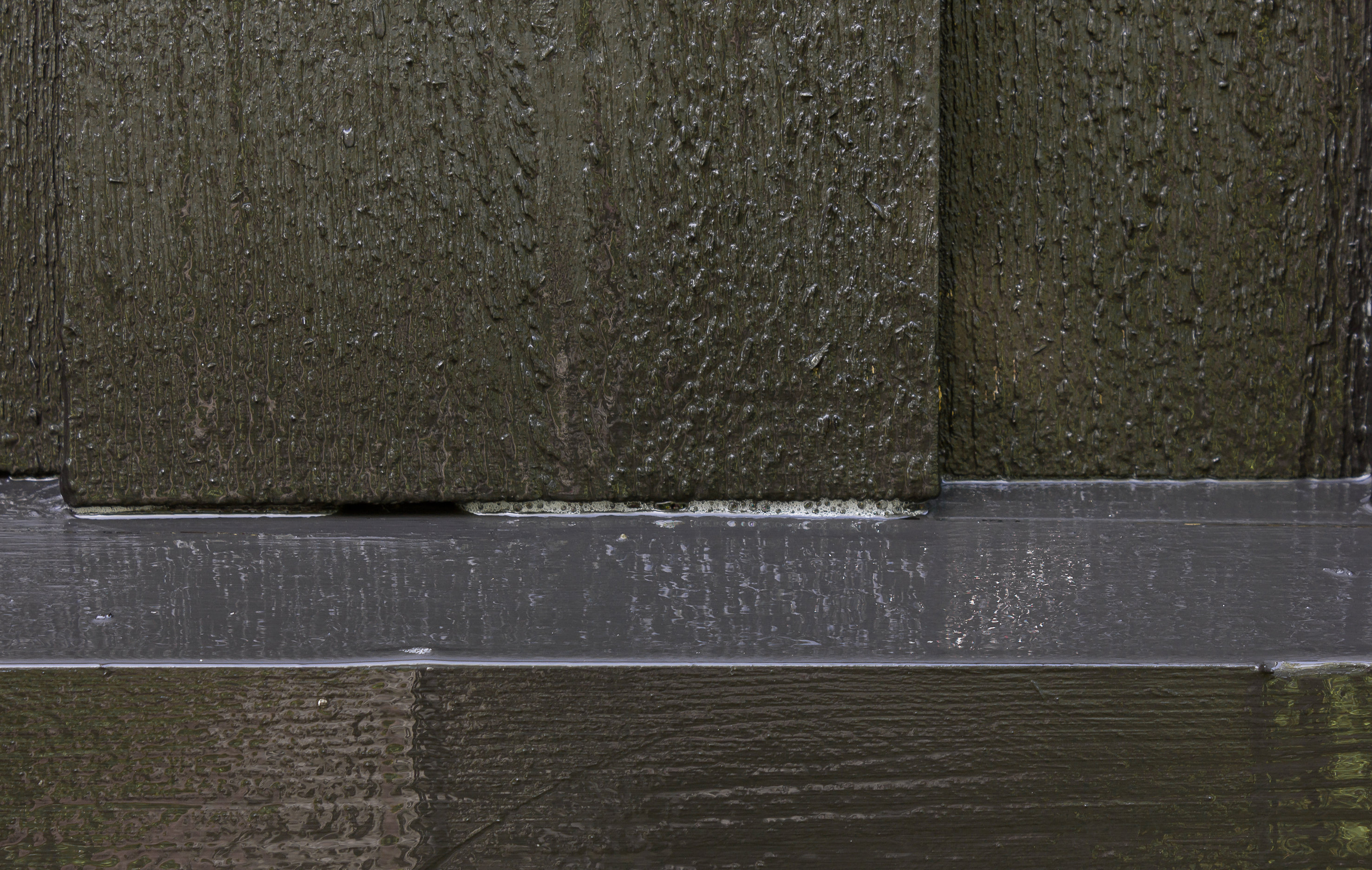 Zalo lager mye skum og er vanskelig å skylle vekk uten bruk av store mengder vann. Her har skummet gjemt seg under bordene etter endt skylling.