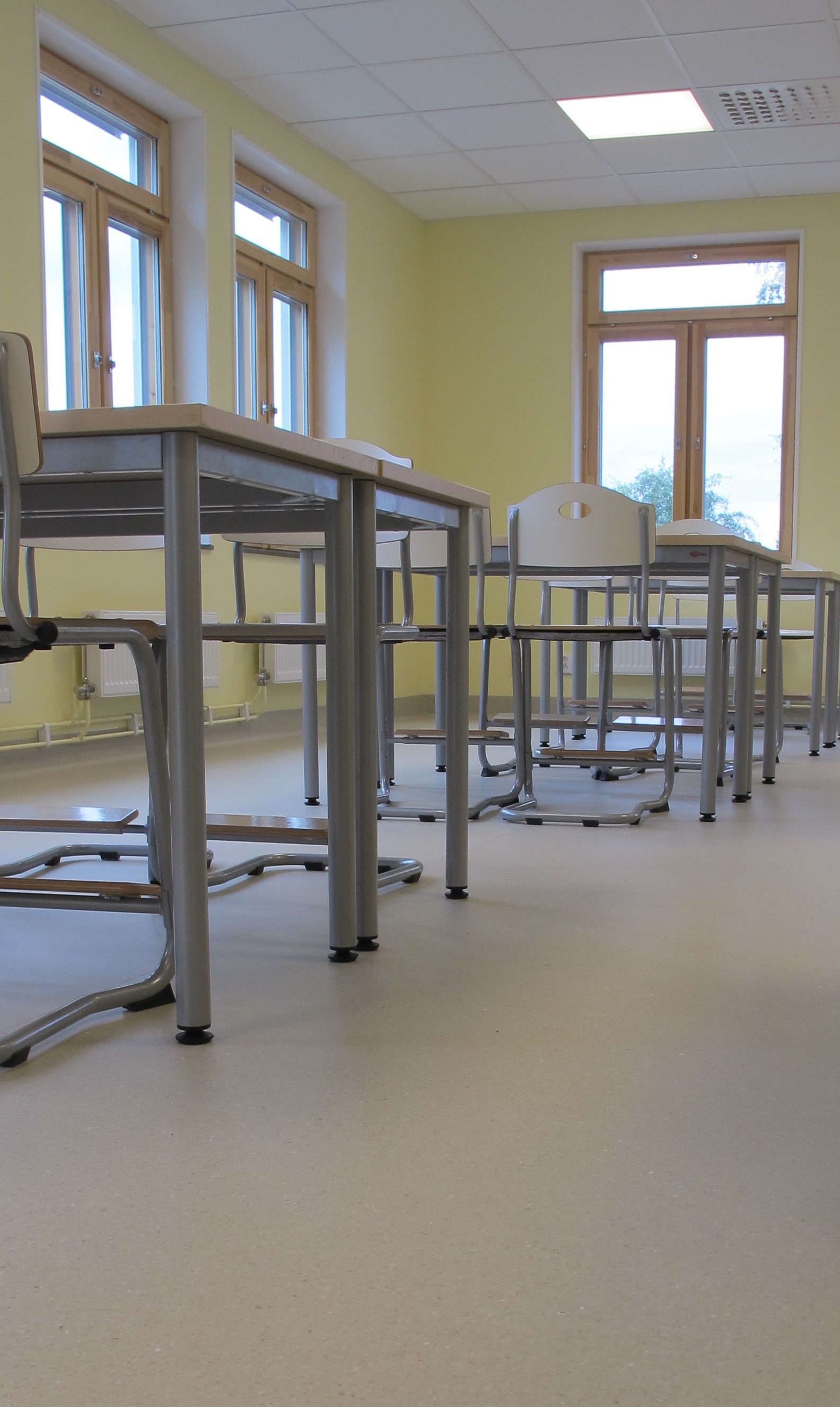 STILLE ROM: På Byleskolen i Taby er det nå lagt 600 kvadratmeter «Upofloor Zero Sound» i klasserom og korridorer. – Gulvet er med på å dempe støy, sier Petra Hellstrøm, assisterende rektor ved skolen. 