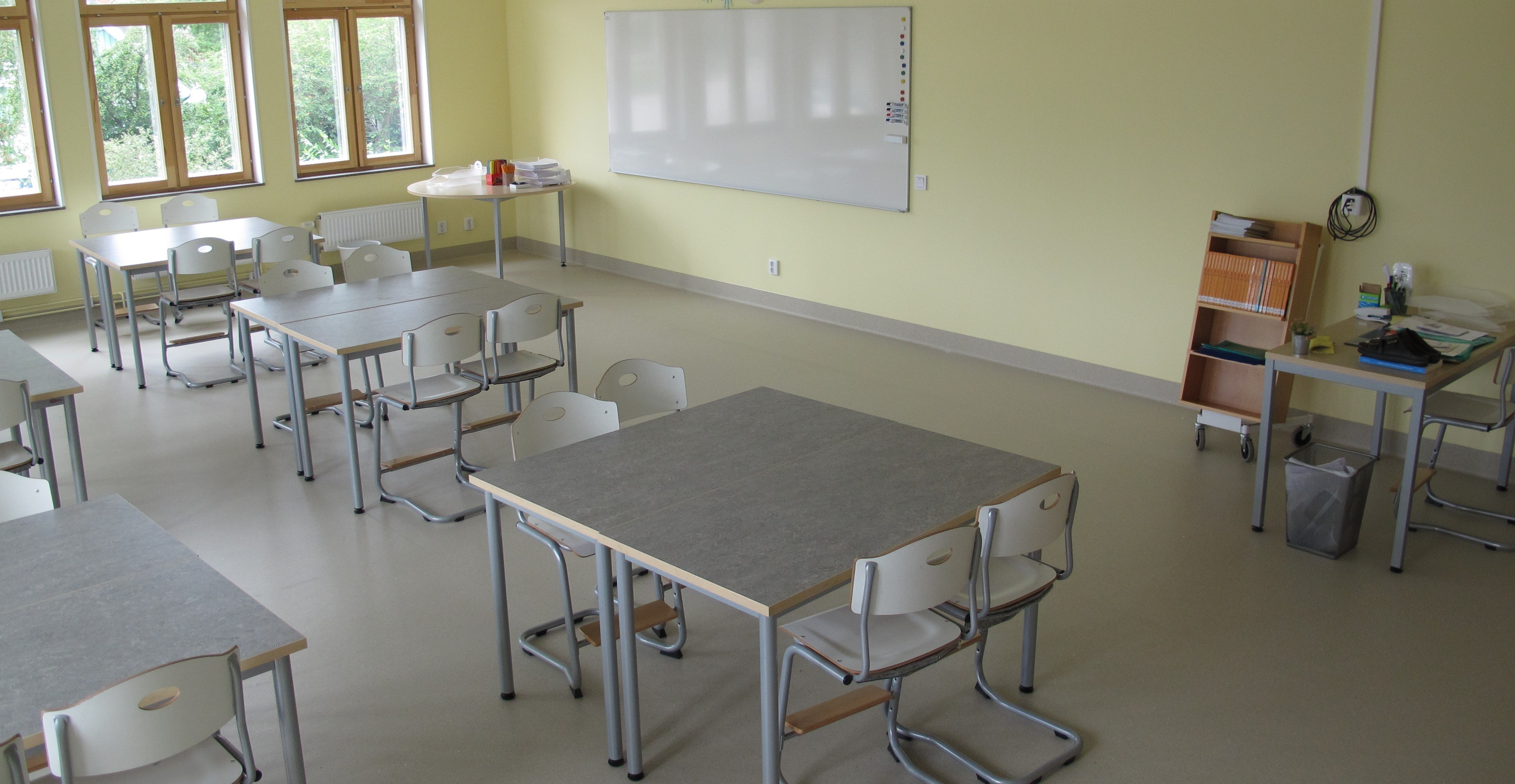 STILLE ROM: På Byleskolen i Taby er det nå lagt 600 kvadratmeter «Upofloor Zero Sound» i klasserom og korridorer. – Gulvet er med på å dempe støy, sier Petra Hellstrøm, assisterende rektor ved skolen. 