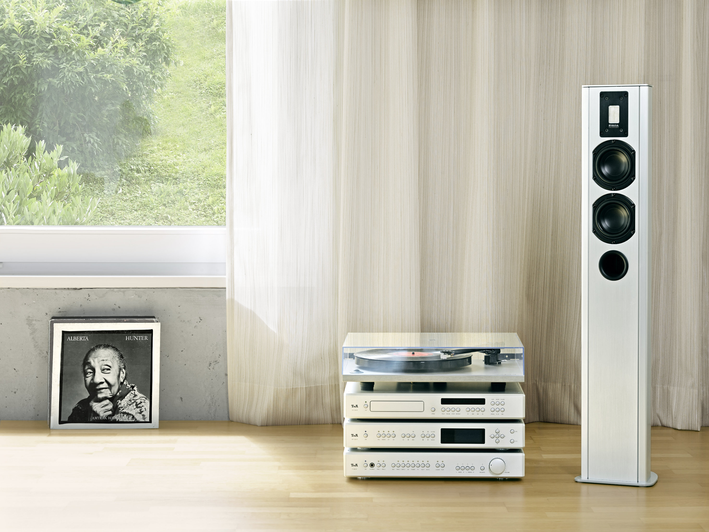 Tekniske gardiner er lette, tynne stoffer som slipper lyset inn, og absorberer lyden i stua. Akustiske gardintekstiler fra INTAG.